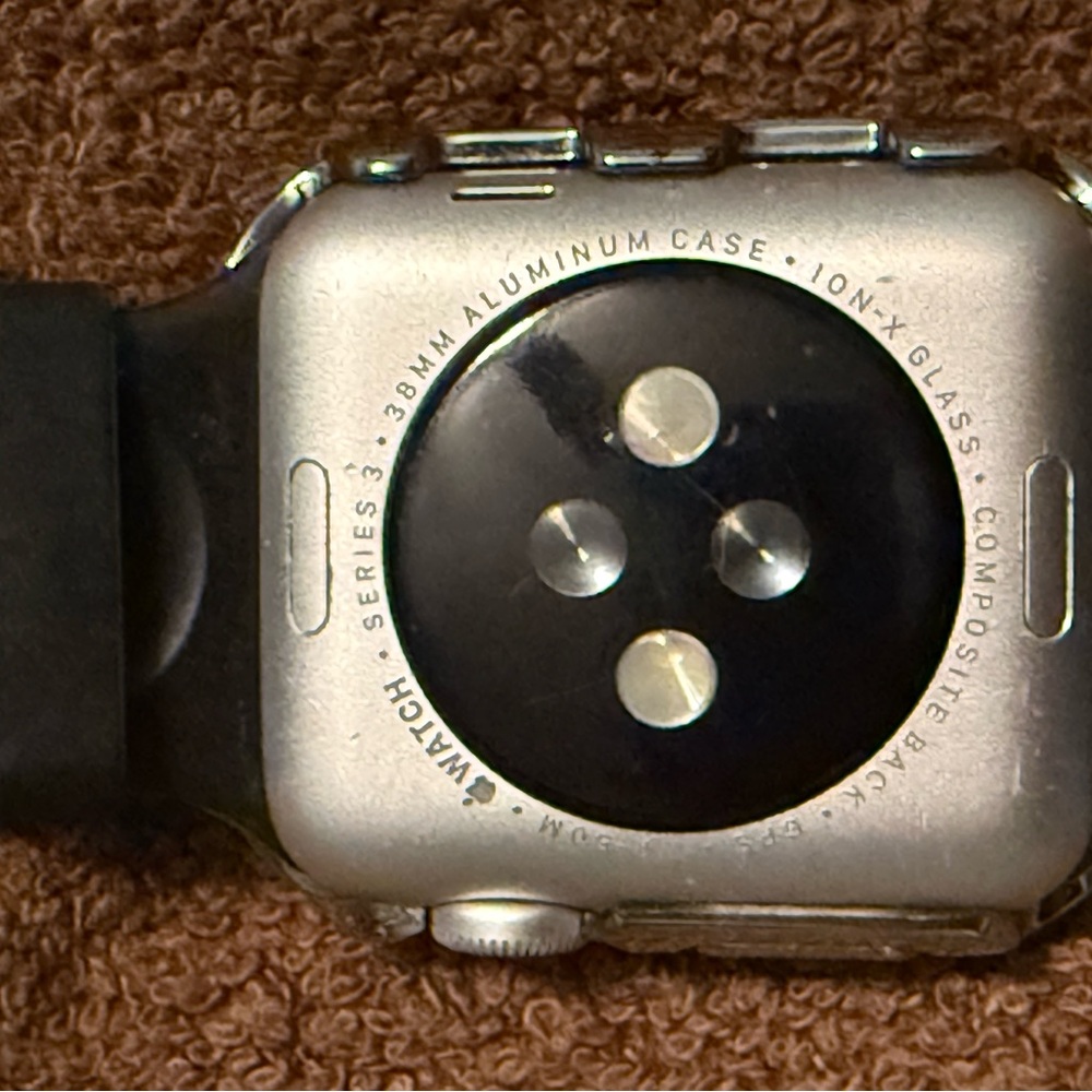 Apple Watch Series 3 with accessories - Picture 3 of 5